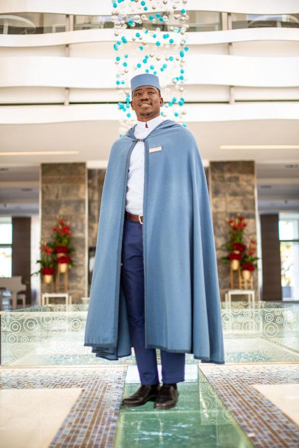 فندق The View بوزنيقة المظهر الخارجي الصورة A hotel manager wearing a blue cloak
