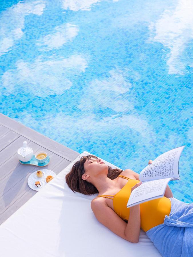 فندق The View بوزنيقة المظهر الخارجي الصورة A woman sunbathing