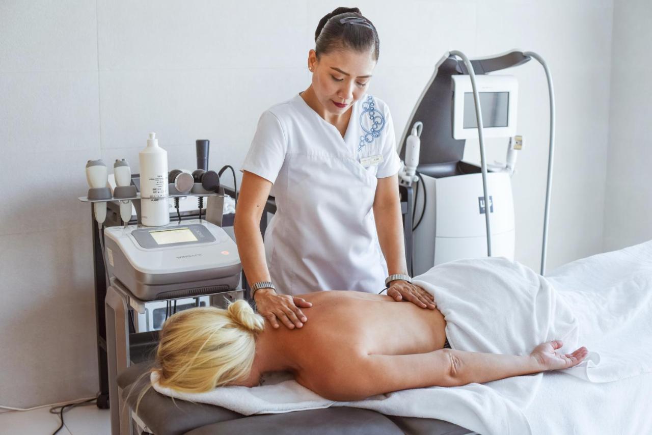 فندق The View بوزنيقة المظهر الخارجي الصورة A woman receiving a massage